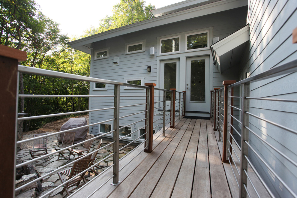 Idée de décoration pour une terrasse arrière design avec un foyer extérieur et aucune couverture.