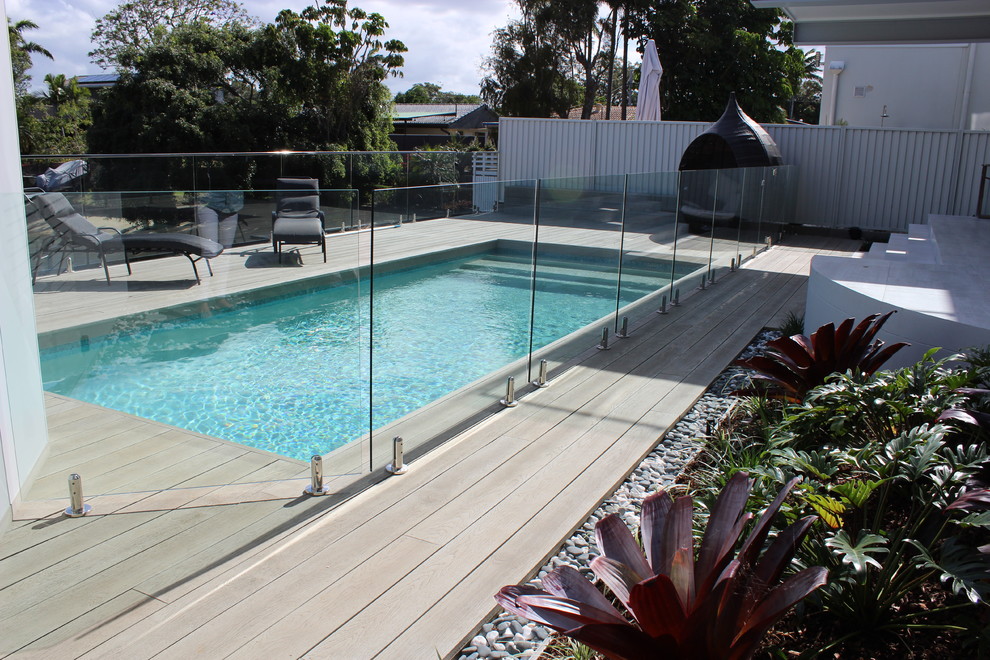Свежая идея для дизайна: бассейн на заднем дворе в стиле модернизм - отличное фото интерьера