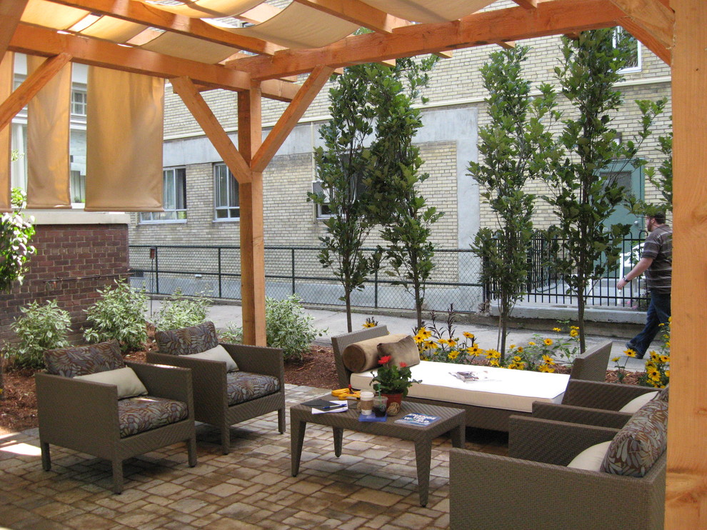 This is an example of a contemporary terrace in Toronto.