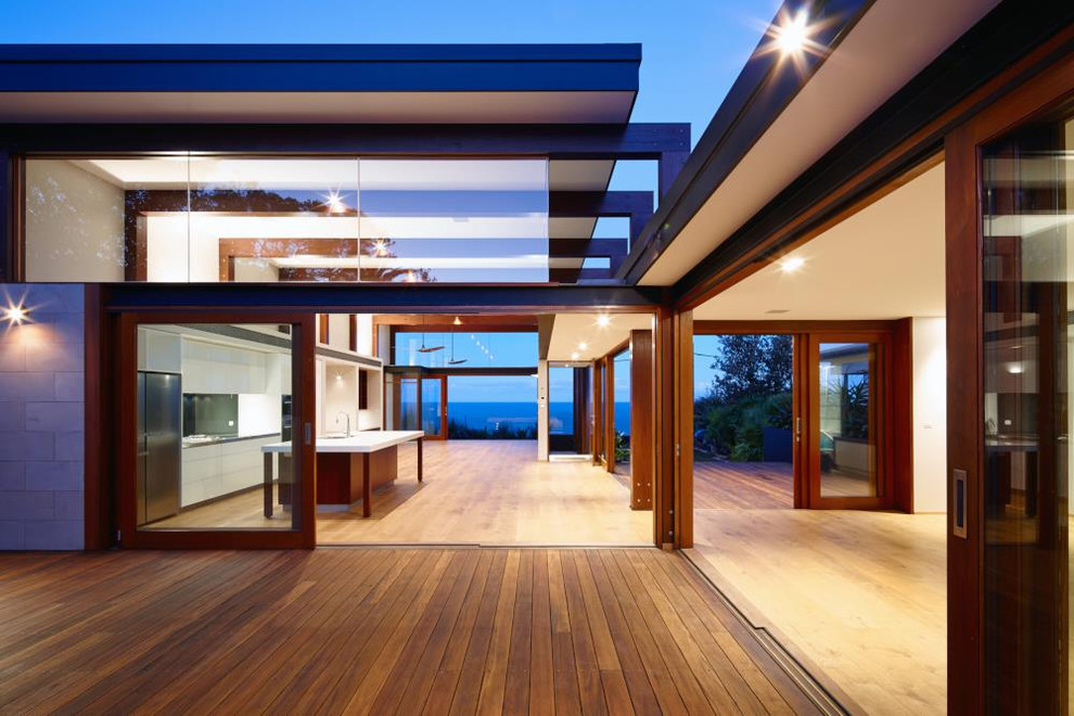 Diseño de terraza minimalista grande sin cubierta en patio lateral