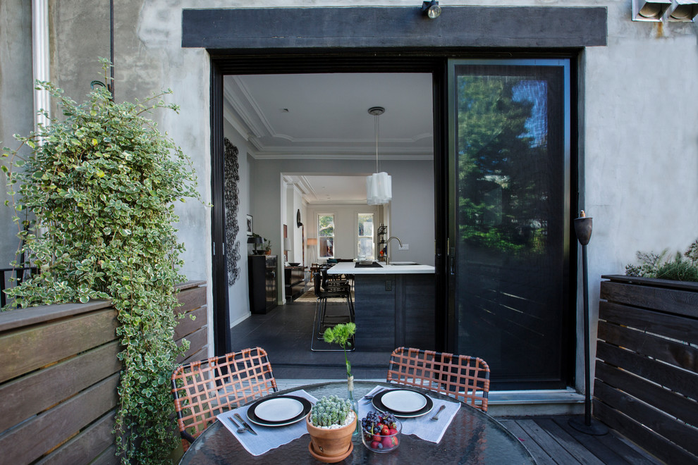 Immagine di una piccola terrazza design dietro casa con un giardino in vaso e nessuna copertura