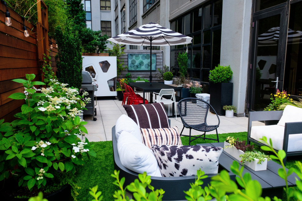 Contemporary roof terrace in New York with a potted garden.