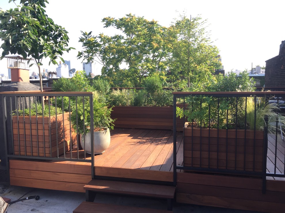 На фото: маленькая терраса на крыше в стиле модернизм с растениями в контейнерах для на участке и в саду