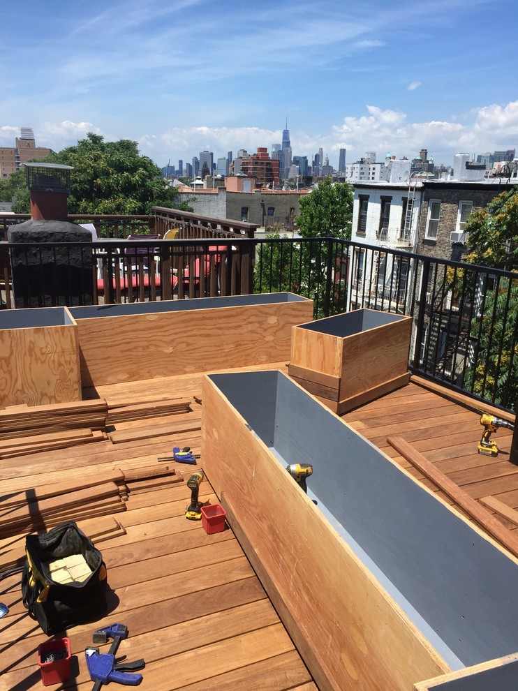 Deck container garden - small modern rooftop deck container garden idea in New York
