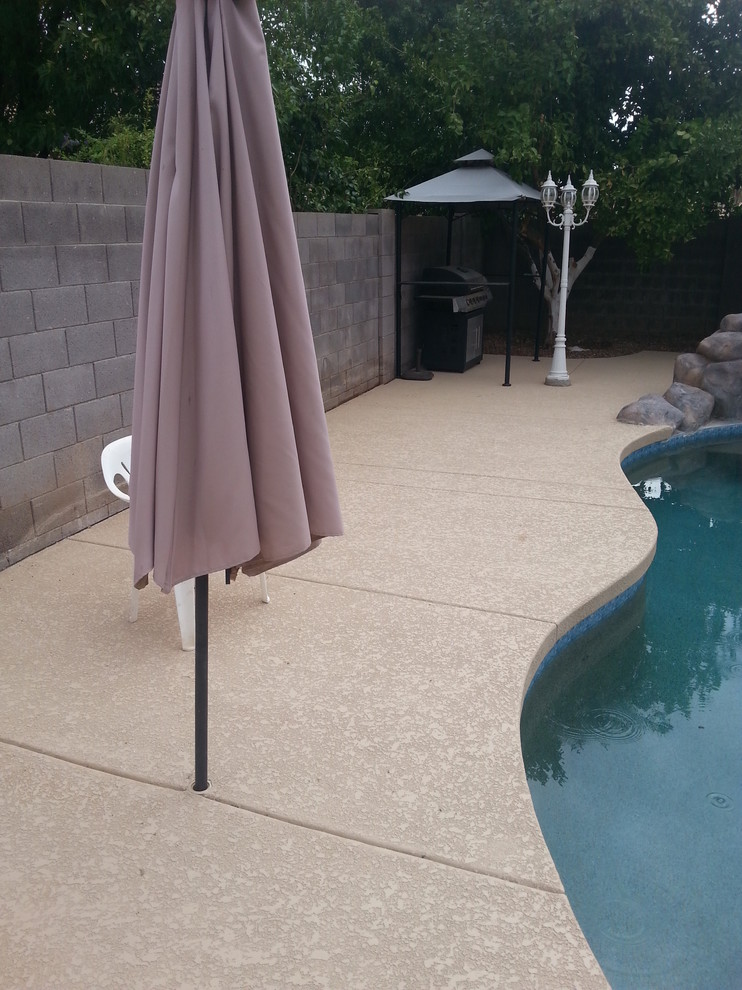 Design ideas for a small classic terrace in Phoenix.