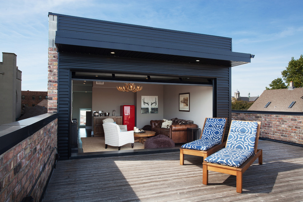 Inspiration for a mid-sized modern rooftop deck remodel in Chicago with a roof extension