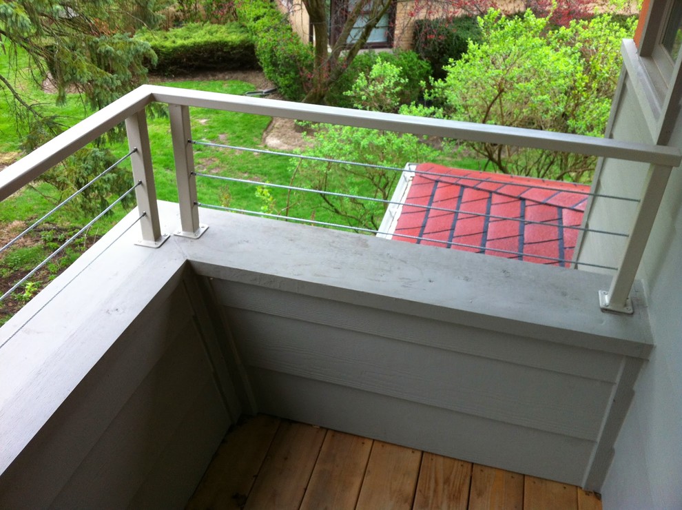 Exempel på en liten klassisk terrass på baksidan av huset