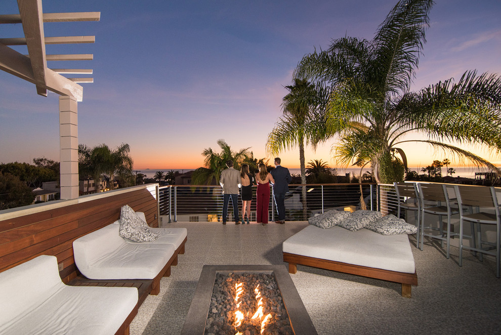 Mittelgroße Moderne Terrasse mit Feuerstelle in San Diego