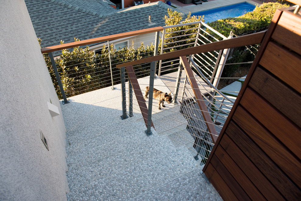 Idee per una terrazza minimalista sul tetto e di medie dimensioni con un focolare e una pergola