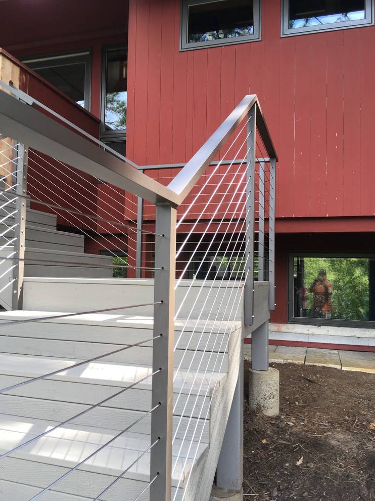 Idée de décoration pour une terrasse arrière minimaliste de taille moyenne.