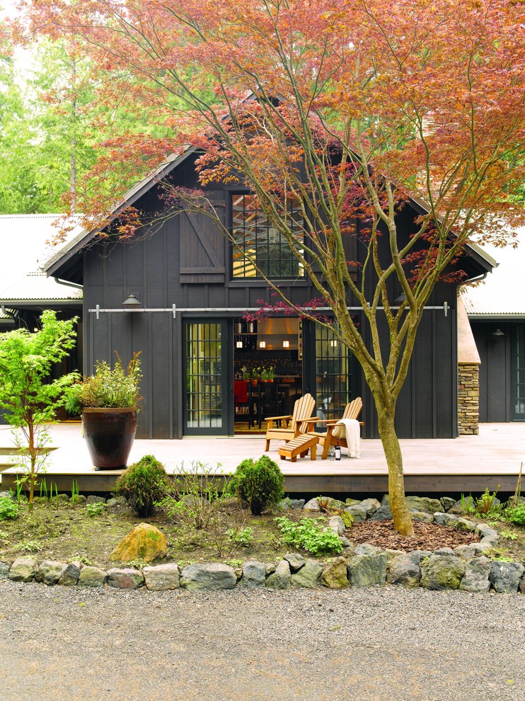 Diseño de terraza de estilo de casa de campo de tamaño medio sin cubierta en patio trasero con iluminación