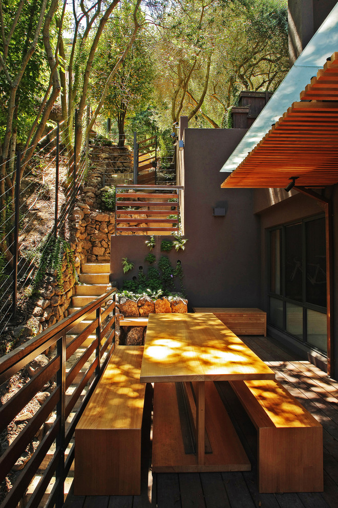 На фото: маленькая терраса на боковом дворе в современном стиле с козырьком для на участке и в саду с