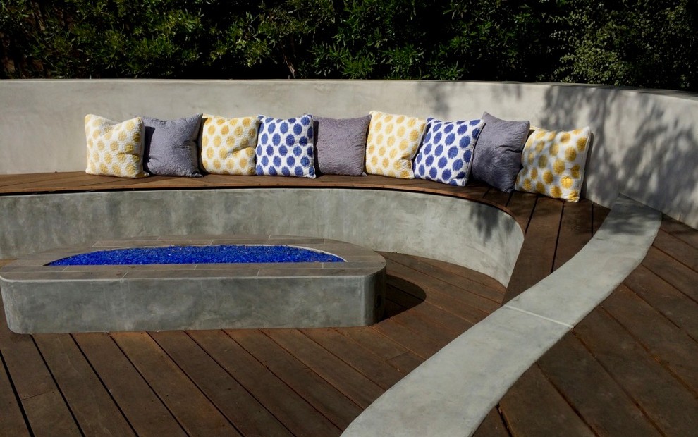Modelo de terraza contemporánea de tamaño medio sin cubierta en patio trasero con brasero