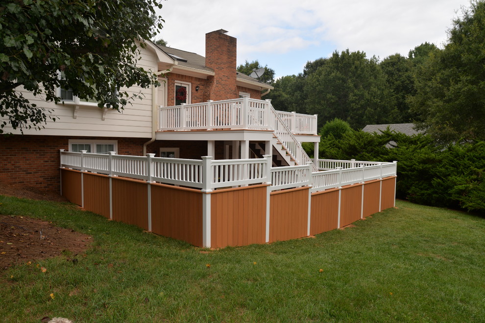 Imagen de terraza de estilo americano de tamaño medio en patio trasero