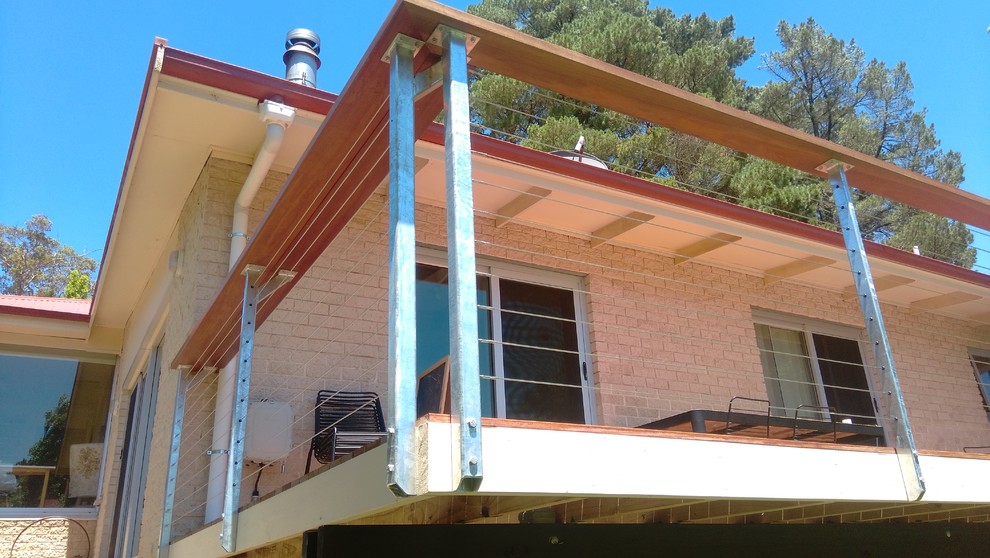На фото: терраса среднего размера на заднем дворе в стиле модернизм без защиты от солнца с