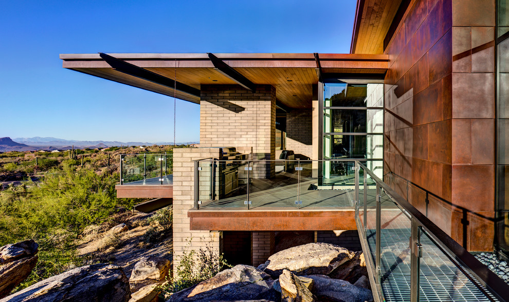 Mittelgroße, Überdachte Moderne Terrasse mit Outdoor-Küche in Phoenix