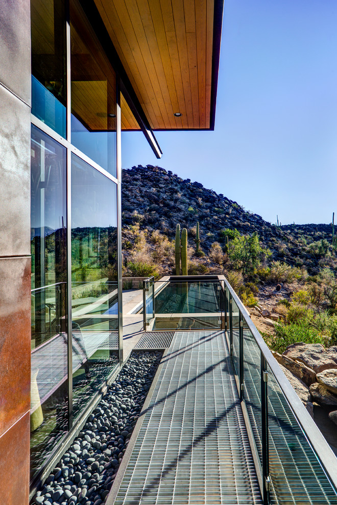Mittelgroße, Überdachte Moderne Terrasse in Phoenix