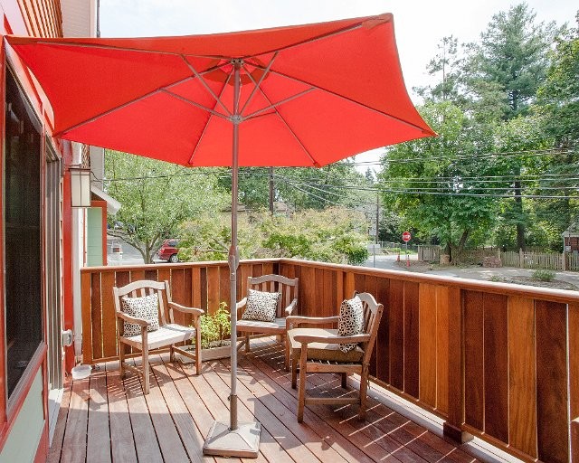 Стильный дизайн: маленькая терраса на боковом дворе в классическом стиле без защиты от солнца для на участке и в саду - последний тренд