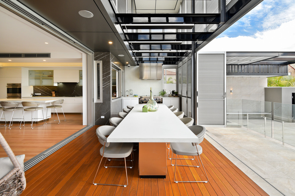 Cette photo montre une très grande terrasse arrière tendance avec une cuisine d'été et une extension de toiture.