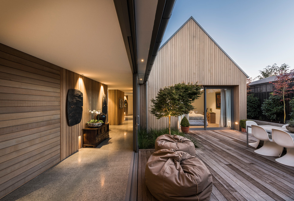 Moderne Terrasse hinter dem Haus in Christchurch