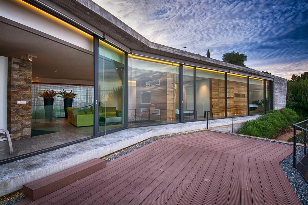 Immagine di una terrazza moderna di medie dimensioni e dietro casa con nessuna copertura