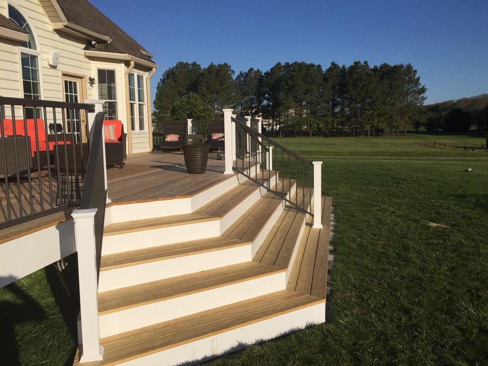 Cascading steps connect the deck to the yard beautifully. - Classique ...