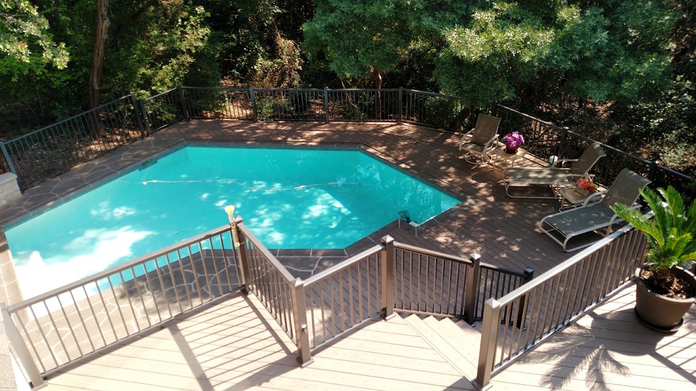 Exemple d'une grande piscine arrière éclectique.
