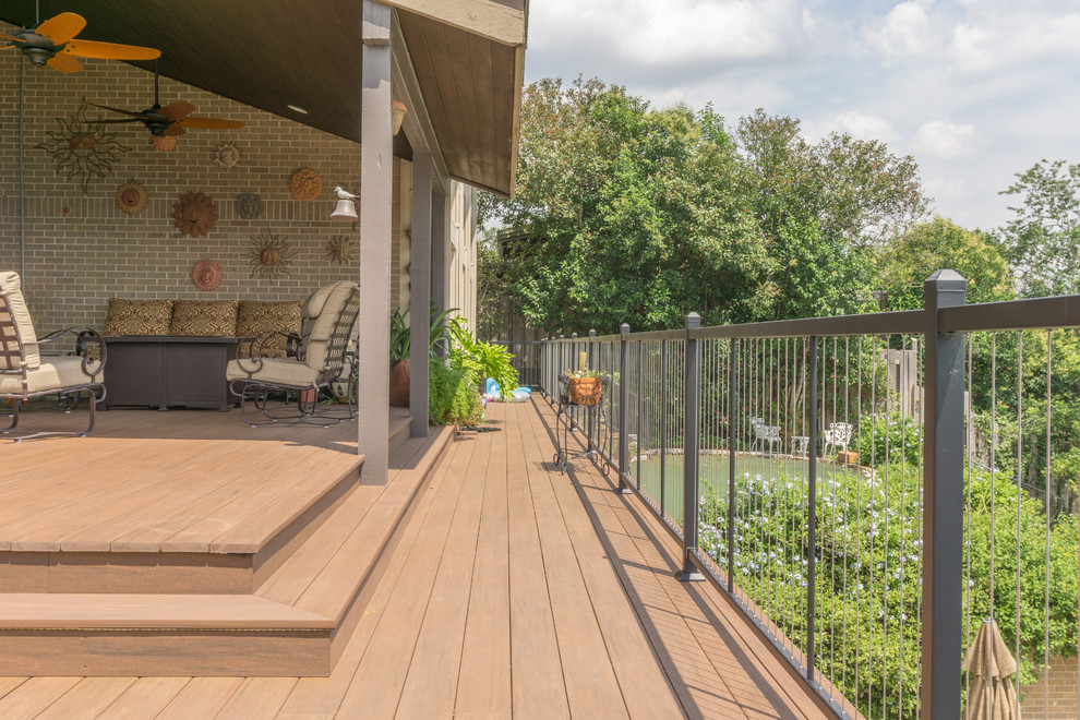 Geräumige, Überdachte Moderne Terrasse hinter dem Haus in Austin