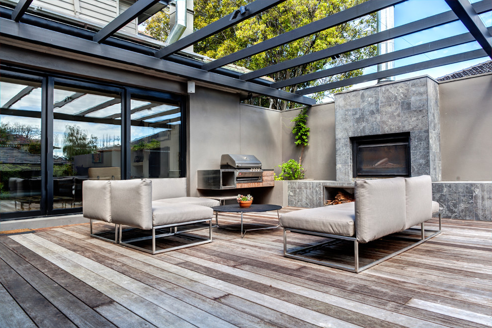 Moderne Pergola Terrasse hinter dem Haus mit Grillplatz in Melbourne