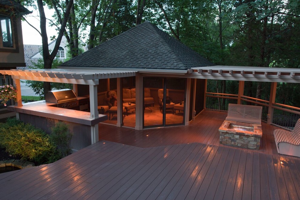 Imagen de terraza tradicional renovada de tamaño medio en patio trasero con pérgola