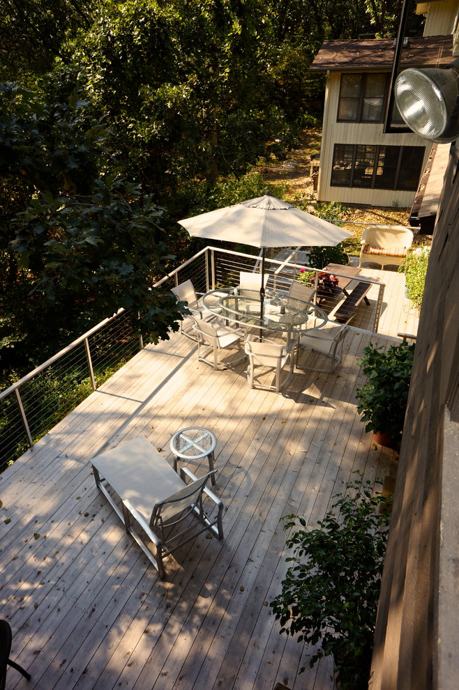 Imagen de terraza contemporánea grande sin cubierta en patio trasero