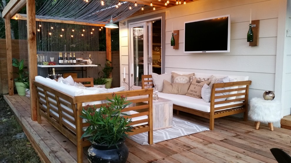 Modelo de terraza romántica pequeña en patio trasero con pérgola