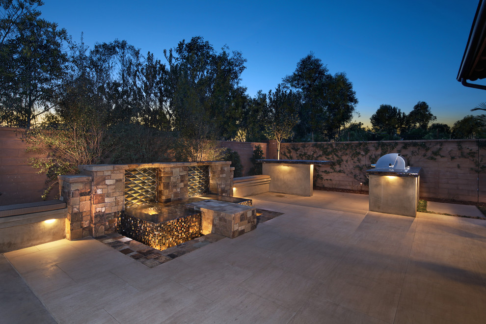 Immagine di una terrazza minimal di medie dimensioni e dietro casa con fontane