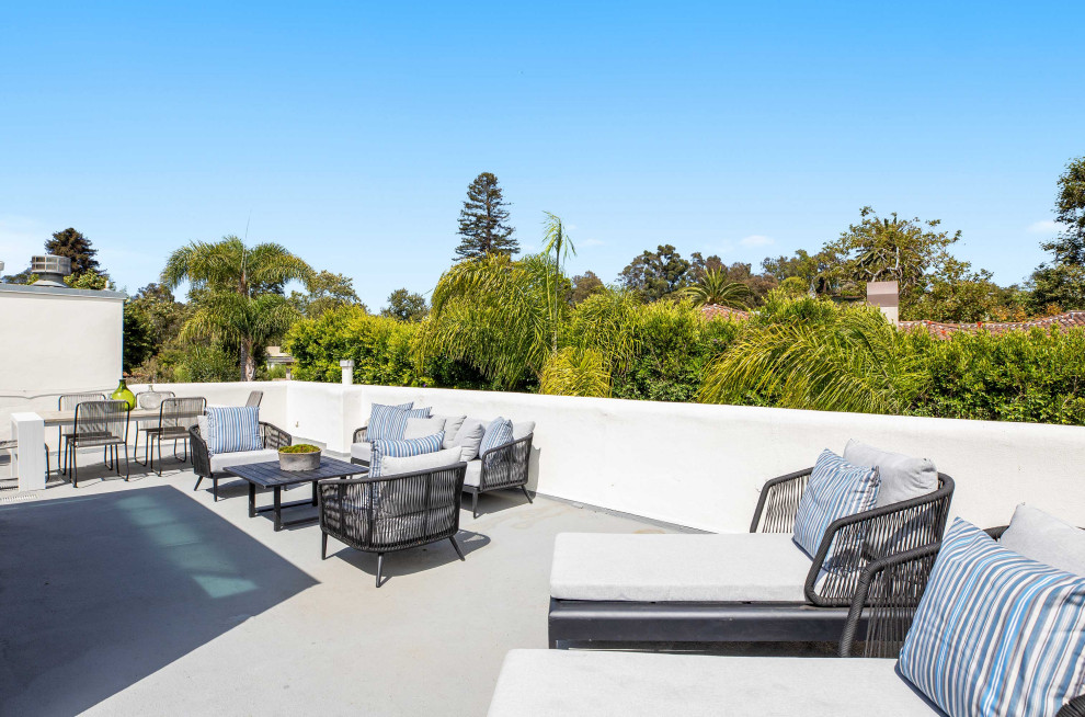 Inspiration for a large modern rooftop deck remodel in Los Angeles with no cover