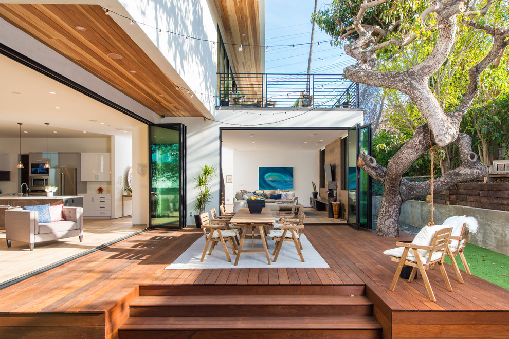 Unbedeckte Moderne Terrasse hinter dem Haus in Los Angeles