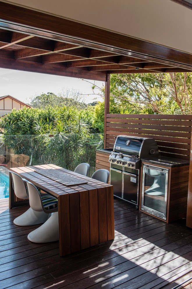 Стильный дизайн: маленькая терраса на заднем дворе в современном стиле с летней кухней и навесом для на участке и в саду - последний тренд