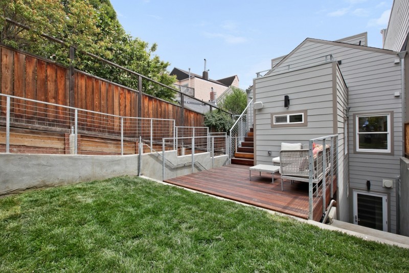 Foto de terraza contemporánea de tamaño medio sin cubierta en patio trasero con jardín de macetas