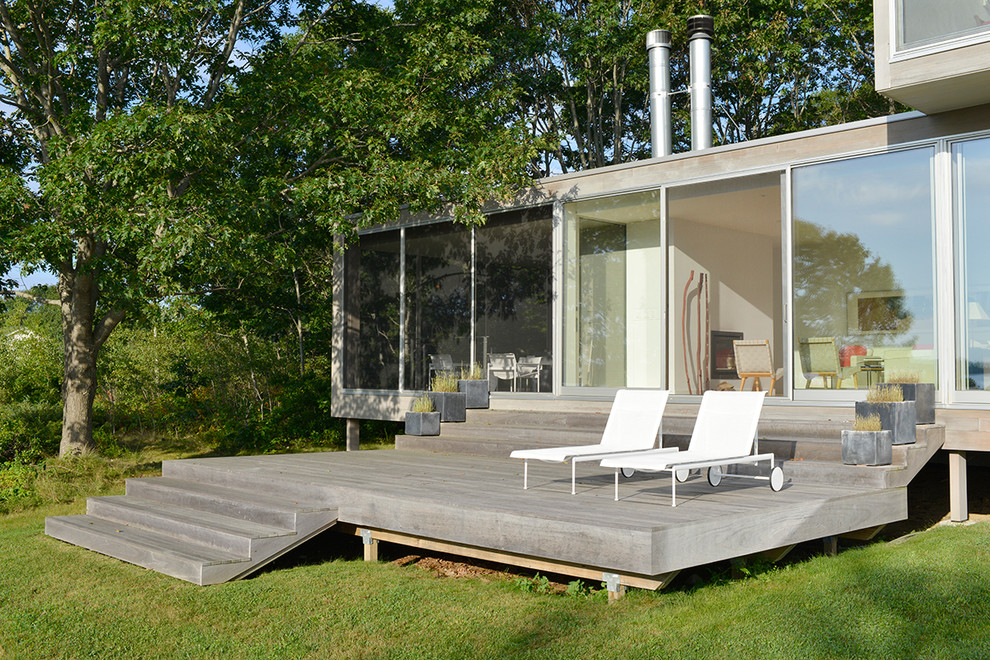 Exemple d'une petite terrasse arrière moderne avec aucune couverture.