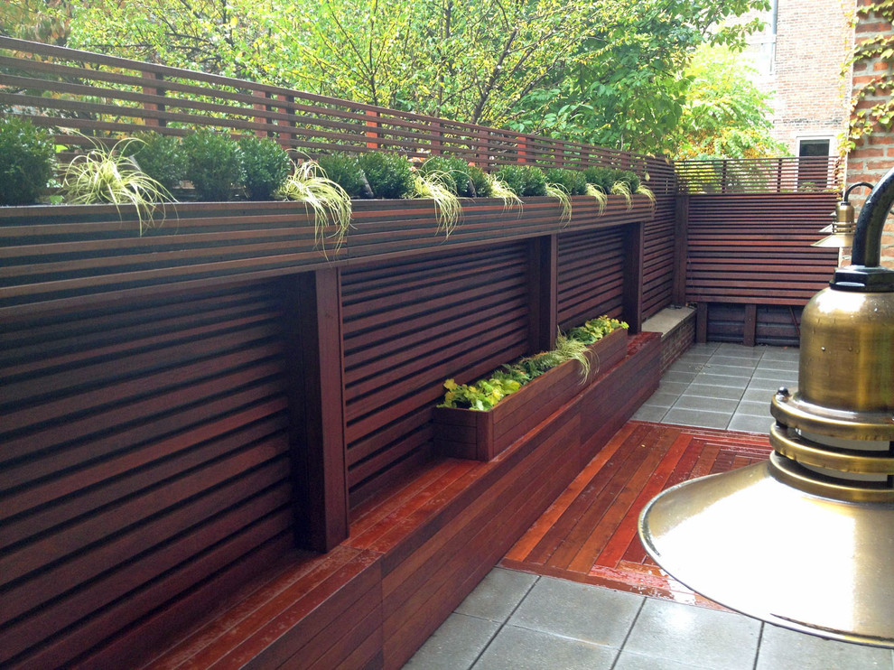 Cette photo montre une terrasse avec des plantes en pots arrière tendance.