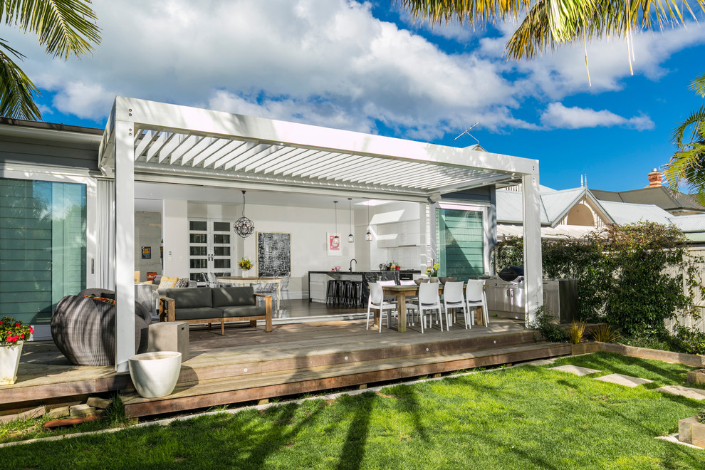 Mittelgroße Moderne Terrasse hinter dem Haus mit Markisen in Auckland