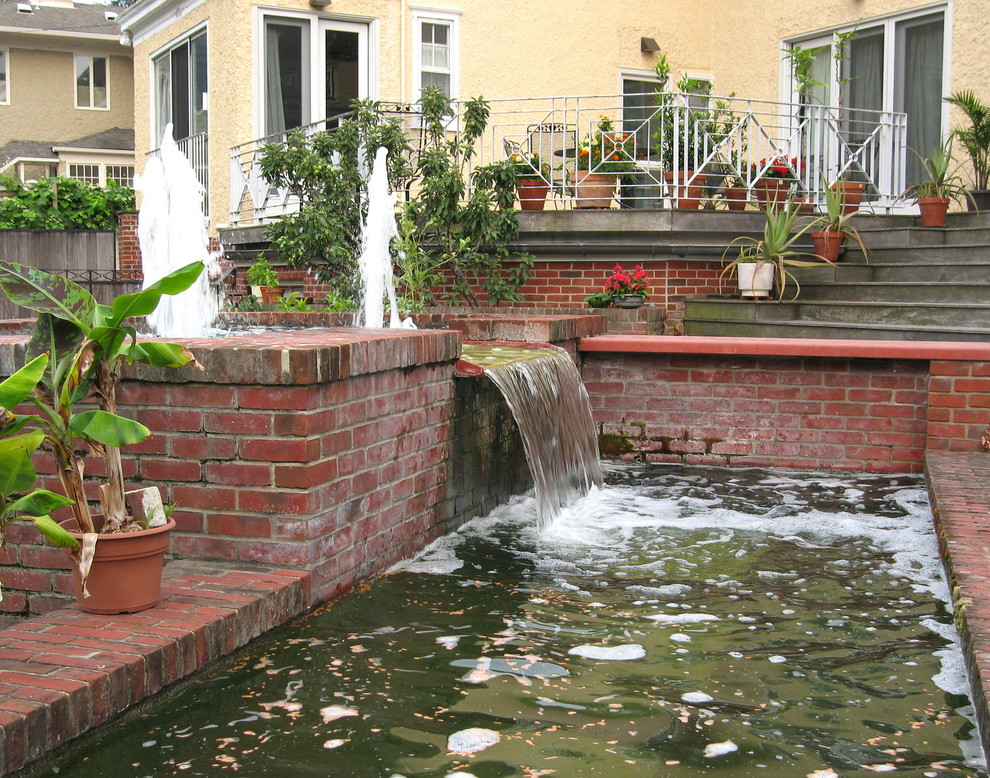 Идея дизайна: большой фонтан на террасе на заднем дворе в современном стиле