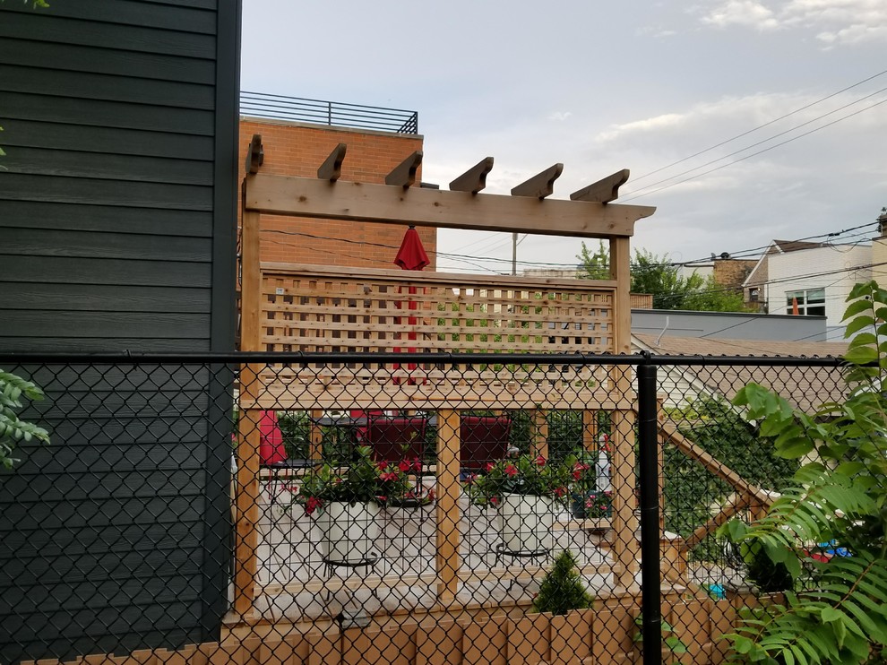 Idee per una terrazza vittoriana di medie dimensioni, dietro casa e al primo piano con una pergola e parapetto in legno
