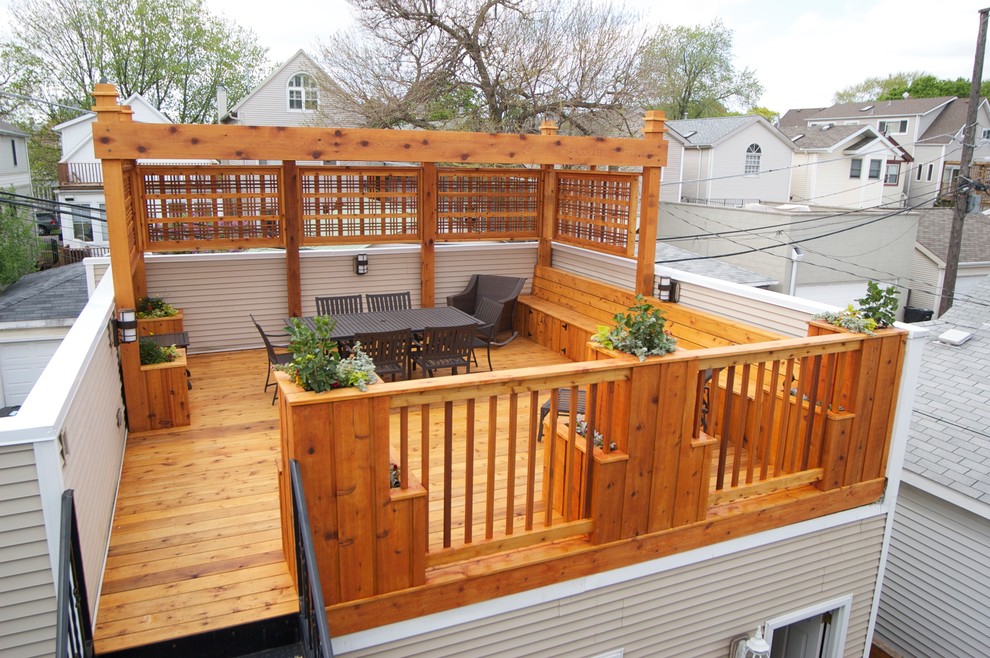Deck - mid-sized traditional rooftop deck idea in Chicago with a pergola