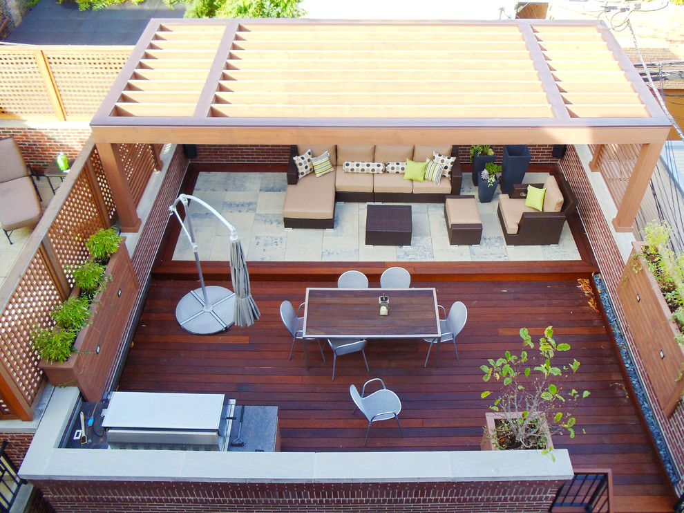 Esempio di una piccola terrazza contemporanea sul tetto con una pergola