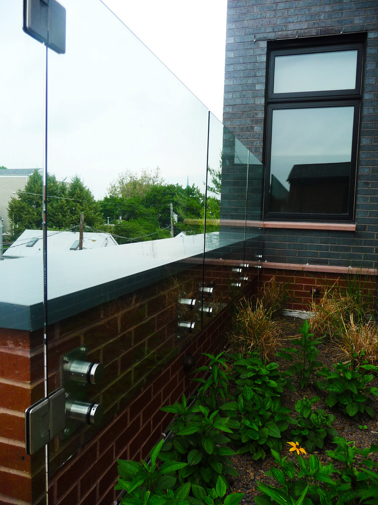 Immagine di una piccola terrazza contemporanea sul tetto con nessuna copertura