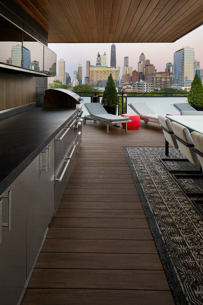 Immagine di una terrazza minimalista di medie dimensioni e sul tetto con un focolare e un parasole