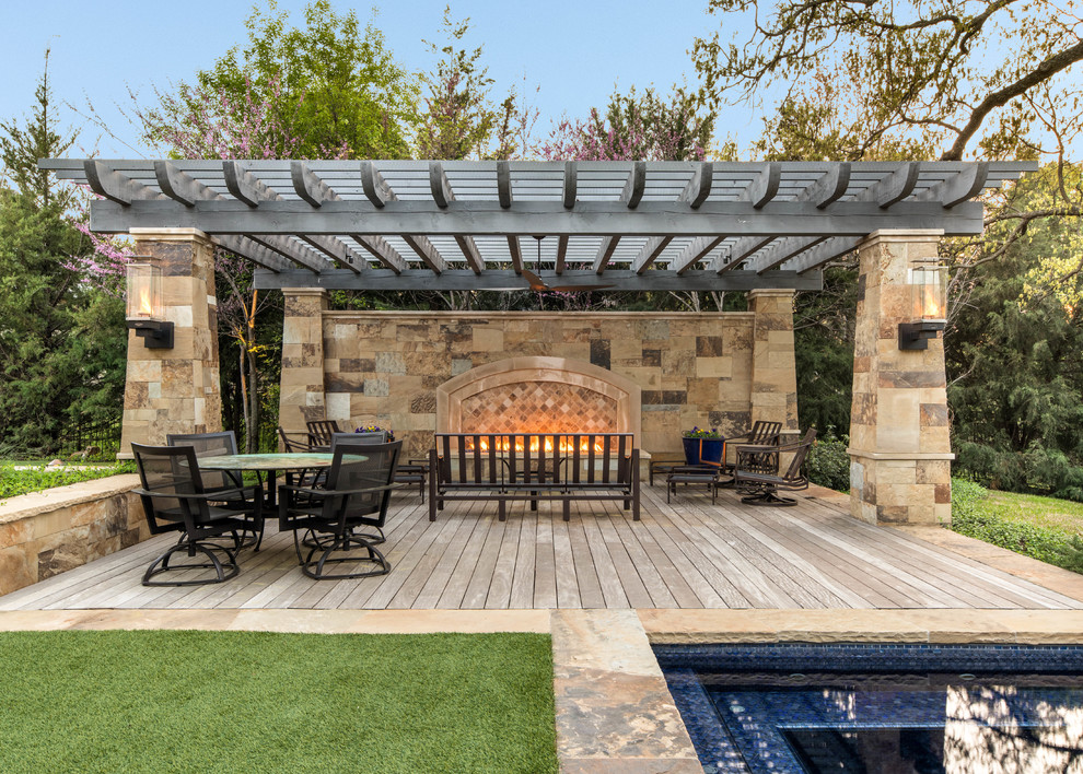 Mediterrane Pergola Terrasse hinter dem Haus mit Feuerstelle in Dallas