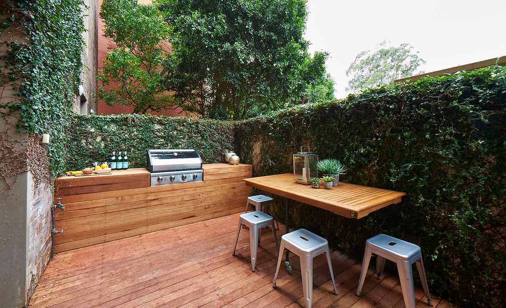 シドニーにある小さなコンテンポラリースタイルのおしゃれな裏庭のデッキ (日よけなし) の写真