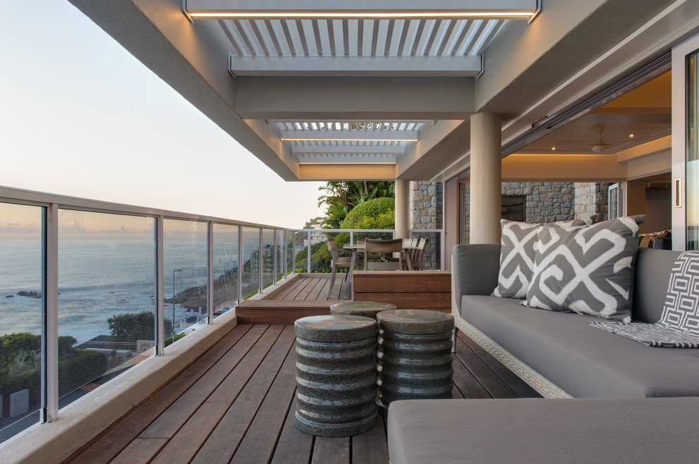 Diseño de terraza clásica renovada en patio lateral con toldo