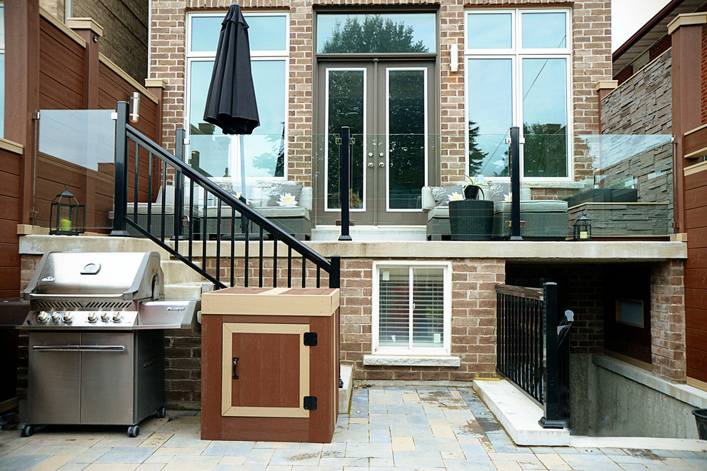Esempio di una terrazza contemporanea di medie dimensioni e dietro casa con fontane e una pergola